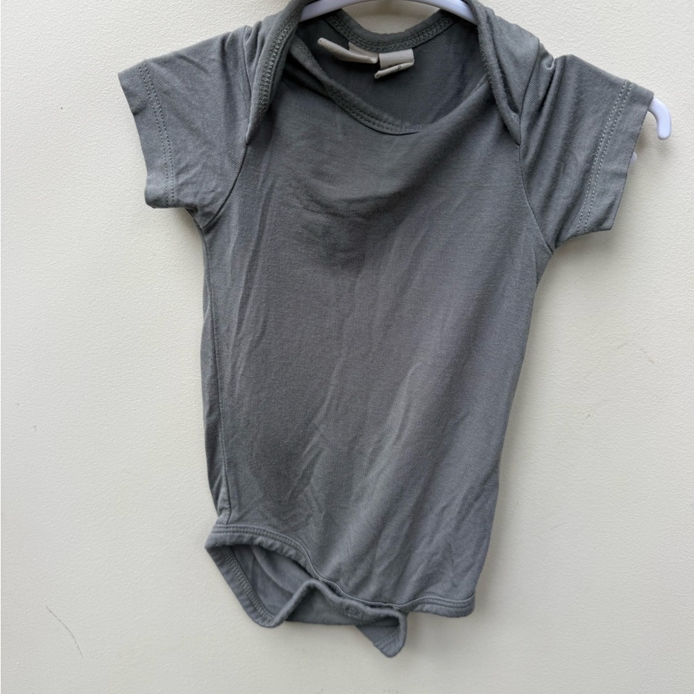 Kyte‎ BABY Gray Short Sleeve Onesie